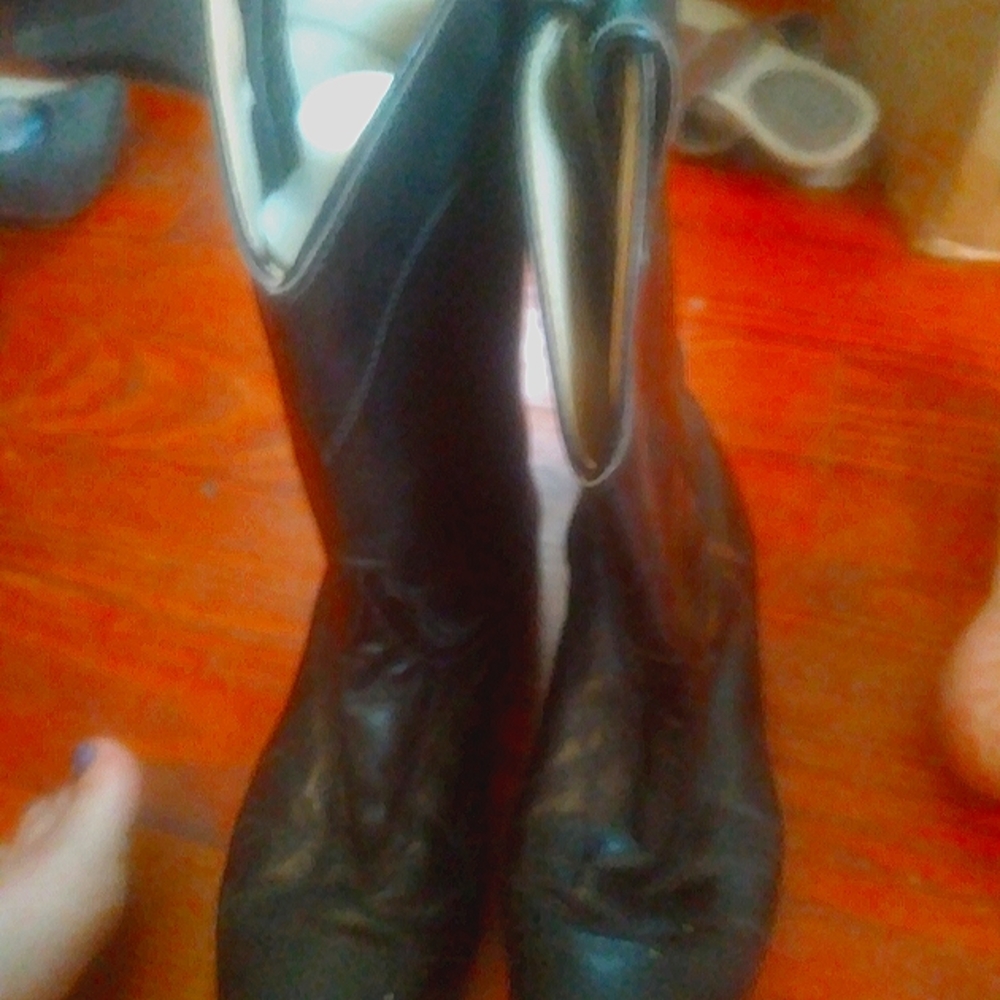 Laredo,size 8 1/2, colors  black with tan inside